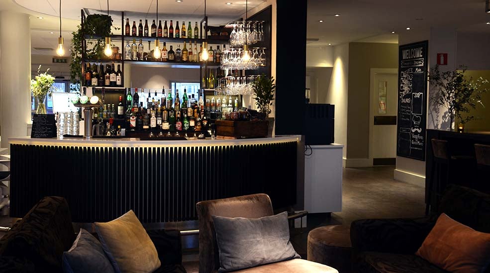 Bar oversigt i lounge med stole hos Clarion Collection Hotel Kompaniet Nyköping